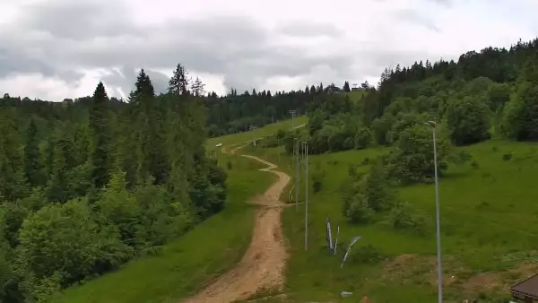 Widok na jedną z dziewięciu kolei krzesełkowej na Kotelnicy - trasa nr 9 - Remiaszów