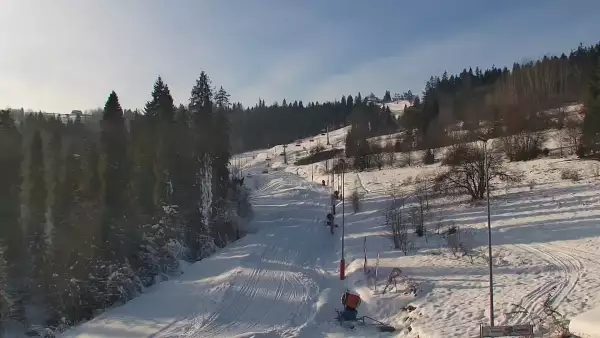 Widok na jedną z dziewięciu kolei krzesełkowej na Kotelnicy - trasa nr 9 - Remiaszów