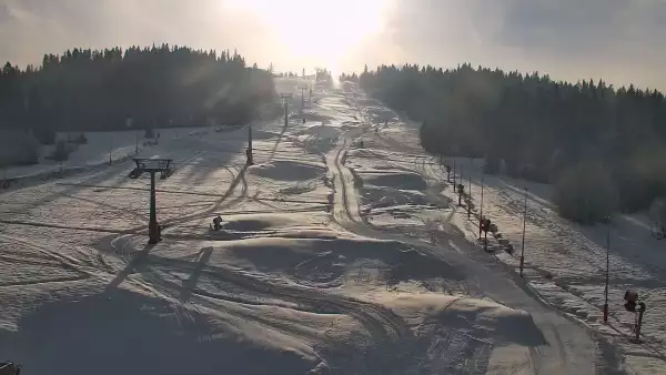 Widok na jedną z dziewięciu kolei krzesełkowej na Kotelnicy - trasa nr 9 - Remiaszów