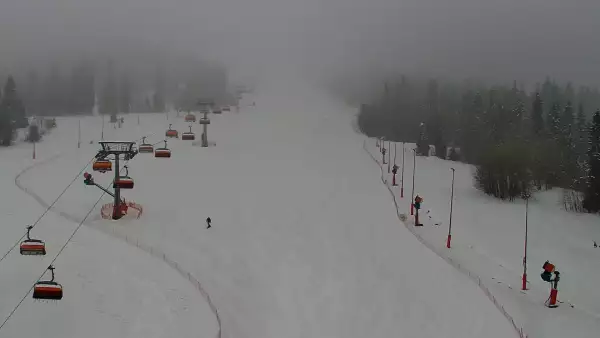 Widok na jedną z dziewięciu kolei krzesełkowej na Kotelnicy - trasa nr 9 - Remiaszów