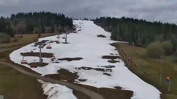 Widok na jedną z dziewięciu kolei krzesełkowej na Kotelnicy - trasa nr 9 - Remiaszów