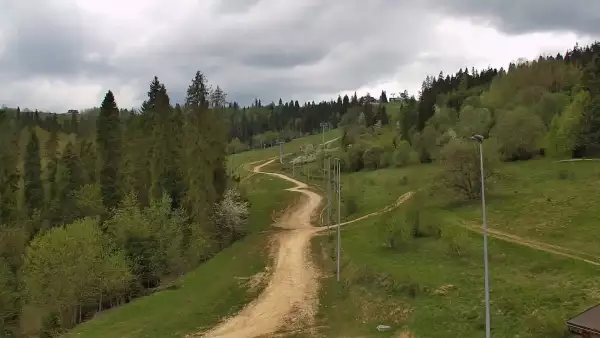 Widok na jedną z dziewięciu kolei krzesełkowej na Kotelnicy - trasa nr 9 - Remiaszów