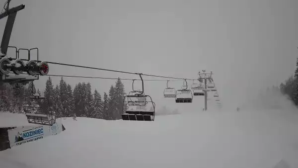 Górna stacja, ma którą wywozi czteroosobowa kolej linowa