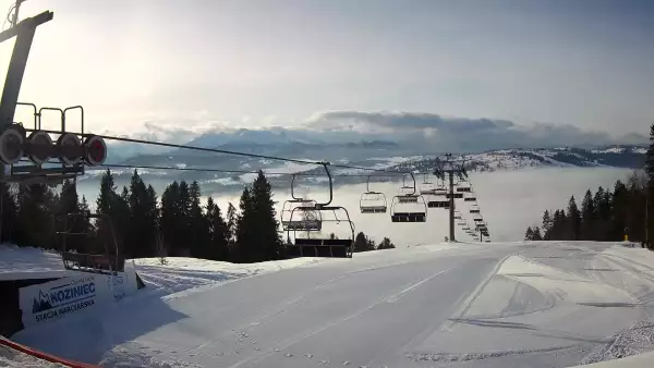 Górna stacja, ma którą wywozi czteroosobowa kolej linowa