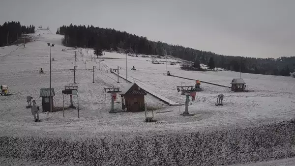 Widok na orczyki i taśmy przy stacji dolnej w ośrodku Koziniec-ski