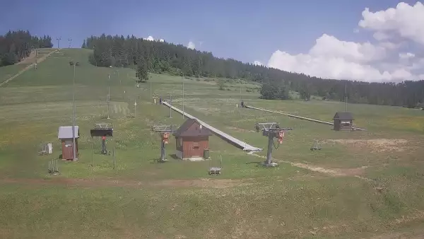 Widok na orczyki i taśmy przy stacji dolnej w ośrodku Koziniec-ski
