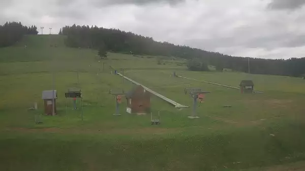 Widok na orczyki i taśmy przy stacji dolnej w ośrodku Koziniec-ski