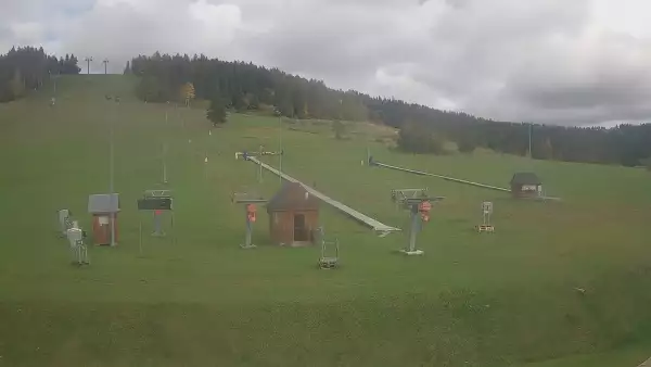 Widok na orczyki i taśmy przy stacji dolnej w ośrodku Koziniec-ski