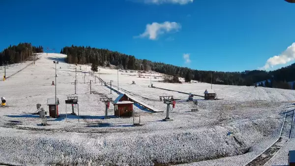 Widok na orczyki i taśmy przy stacji dolnej w ośrodku Koziniec-ski