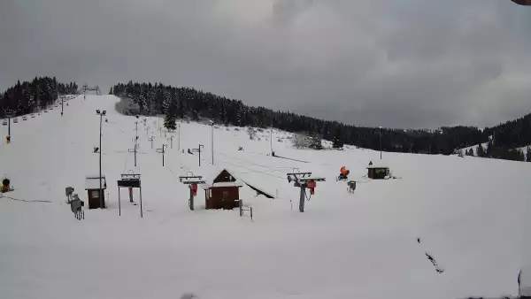 Widok na orczyki i taśmy przy stacji dolnej w ośrodku Koziniec-ski