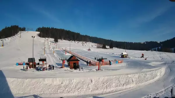 Widok na orczyki i taśmy przy stacji dolnej w ośrodku Koziniec-ski