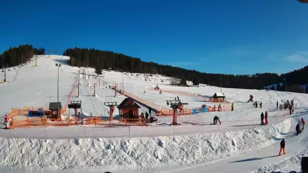 Widok na orczyki i taśmy przy stacji dolnej w ośrodku Koziniec-ski