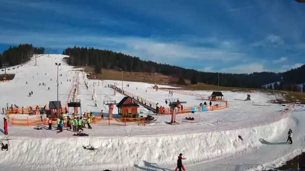 Widok na orczyki i taśmy przy stacji dolnej w ośrodku Koziniec-ski
