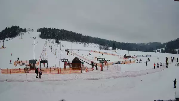 Widok na orczyki i taśmy przy stacji dolnej w ośrodku Koziniec-ski