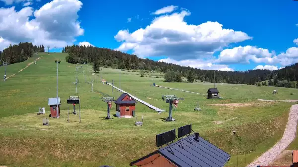 Widok na orczyki i taśmy przy stacji dolnej w ośrodku Koziniec-ski