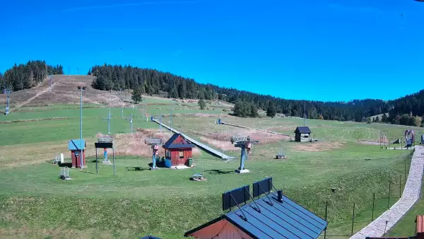 Widok na orczyki i taśmy przy stacji dolnej w ośrodku Koziniec-ski