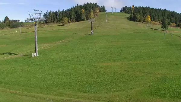 Widok na wyciąg krzesełkowy, orczyk oraz całą trasę narciarską