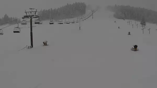 Widok na wyciąg krzesełkowy, orczyk oraz całą trasę narciarską