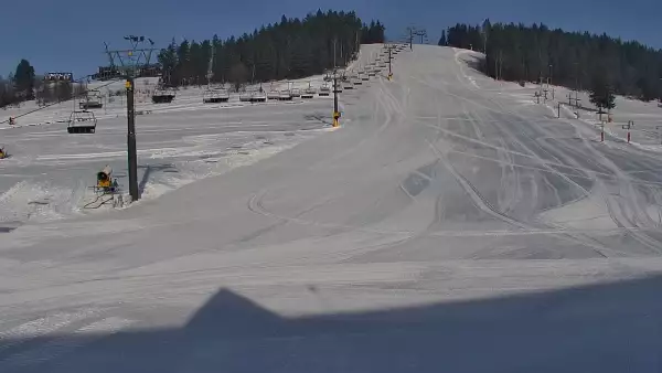 Widok na wyciąg krzesełkowy, orczyk oraz całą trasę narciarską