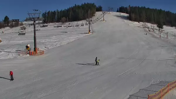 Widok na wyciąg krzesełkowy, orczyk oraz całą trasę narciarską