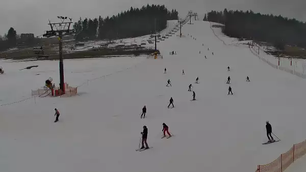 Widok na wyciąg krzesełkowy, orczyk oraz całą trasę narciarską