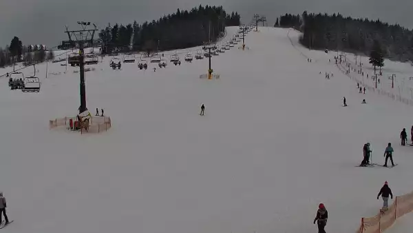 Widok na wyciąg krzesełkowy, orczyk oraz całą trasę narciarską