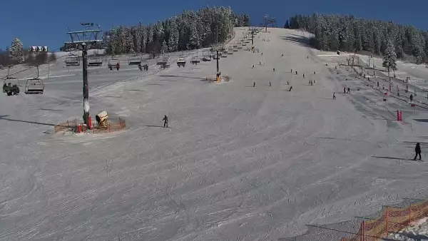 Widok na wyciąg krzesełkowy, orczyk oraz całą trasę narciarską