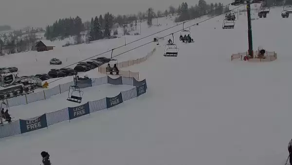 Widok na wyciąg krzesełkowy, orczyk oraz całą trasę narciarską