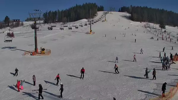 Widok na wyciąg krzesełkowy, orczyk oraz całą trasę narciarską