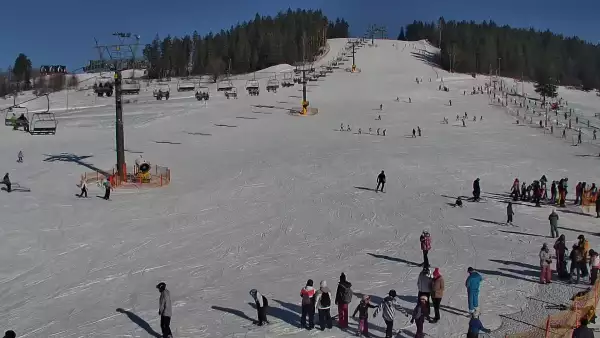 Widok na wyciąg krzesełkowy, orczyk oraz całą trasę narciarską