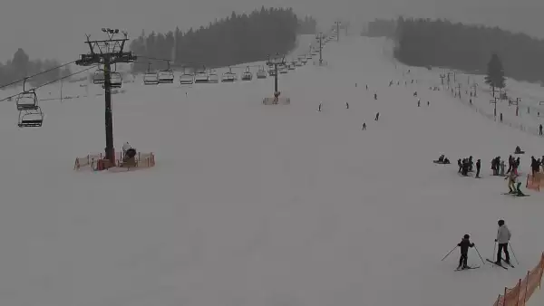 Widok na wyciąg krzesełkowy, orczyk oraz całą trasę narciarską