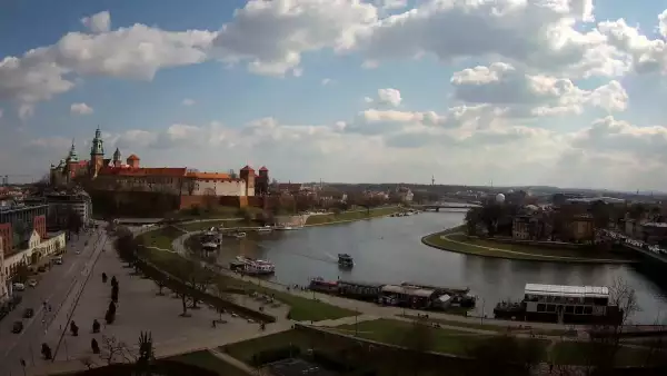 Zamek Królewski na wawelu oraz Wisła w oku kamery.