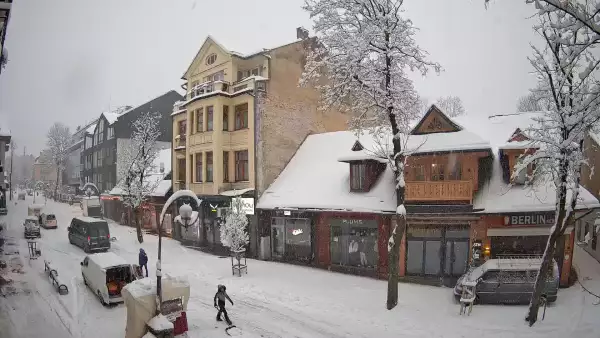 ZAKOPANE - widok z kamery na deptak