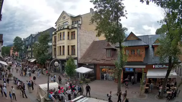 ZAKOPANE - widok z kamery na deptak