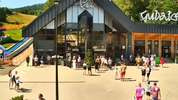 Widok na dolną stację kolei linowej na Gubałówkę oraz targowisko.