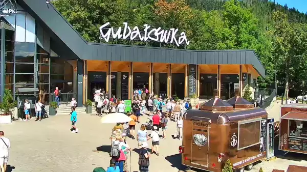 Widok na dolną stację kolei linowej na Gubałówkę oraz targowisko.