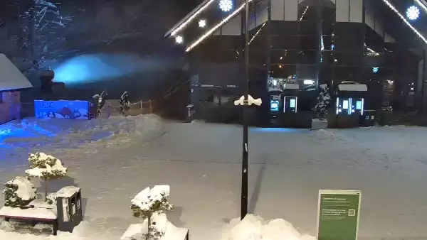 Widok na dolną stację kolei linowej na Gubałówkę oraz targowisko.