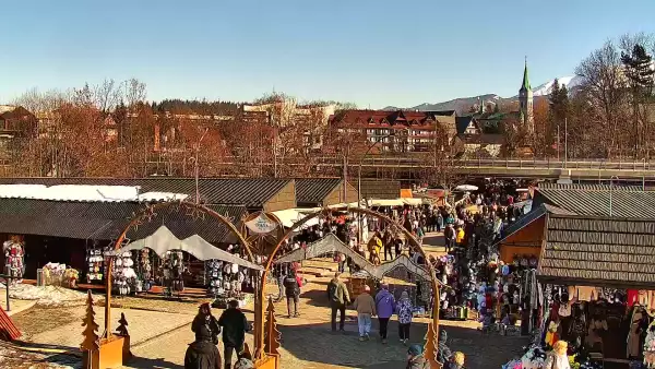 Widok na dolną stację kolei linowej na Gubałówkę oraz targowisko.