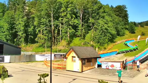 Widok na dolną stację kolei linowej na Gubałówkę oraz targowisko.
