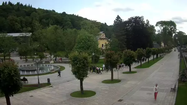 Widok na centrum Krynicy-Zdroju deptak, ścieżka, drzewa.