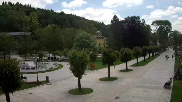 Widok na centrum Krynicy-Zdroju deptak, ścieżka, drzewa.