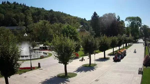 Widok na centrum Krynicy-Zdroju deptak, ścieżka, drzewa.