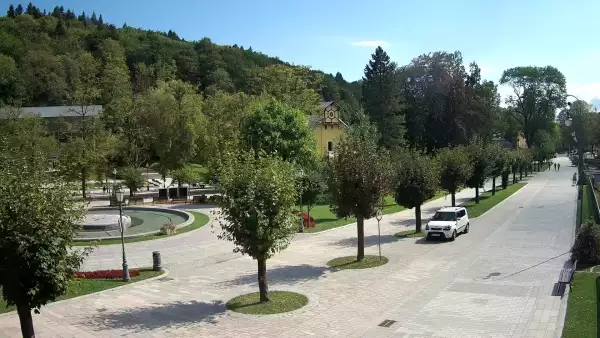 Widok na centrum Krynicy-Zdroju deptak, ścieżka, drzewa.