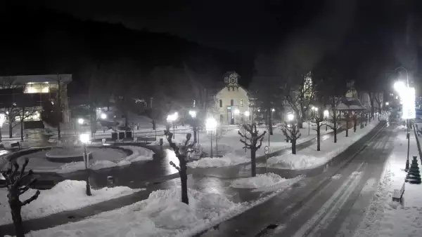 Widok na centrum Krynicy-Zdroju deptak, ścieżka, drzewa.