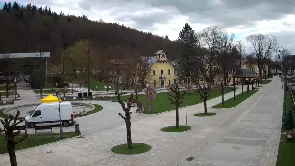 Widok na centrum Krynicy-Zdroju deptak, ścieżka, drzewa.