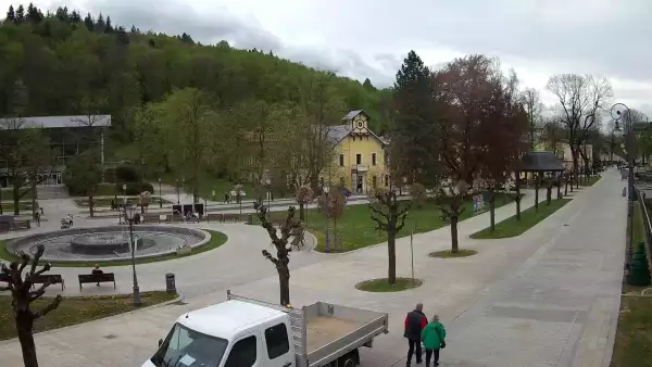 Widok na centrum Krynicy-Zdroju deptak, ścieżka, drzewa.