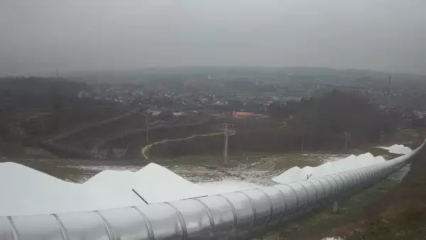 Widok z dołu na trasę narciarską w stacji Kurza Góra