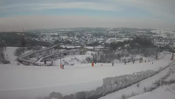 Widok z dołu na trasę narciarską w stacji Kurza Góra