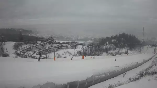Widok z dołu na trasę narciarską w stacji Kurza Góra