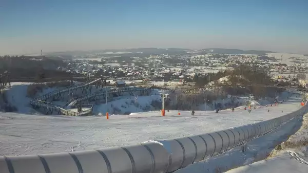 Widok z dołu na trasę narciarską w stacji Kurza Góra